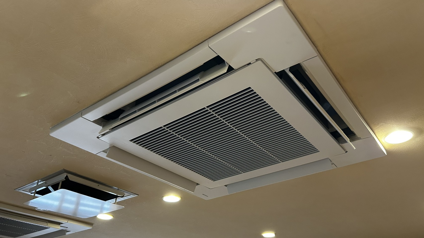 千葉県柏市　飲食店にて業務用エアコン取付