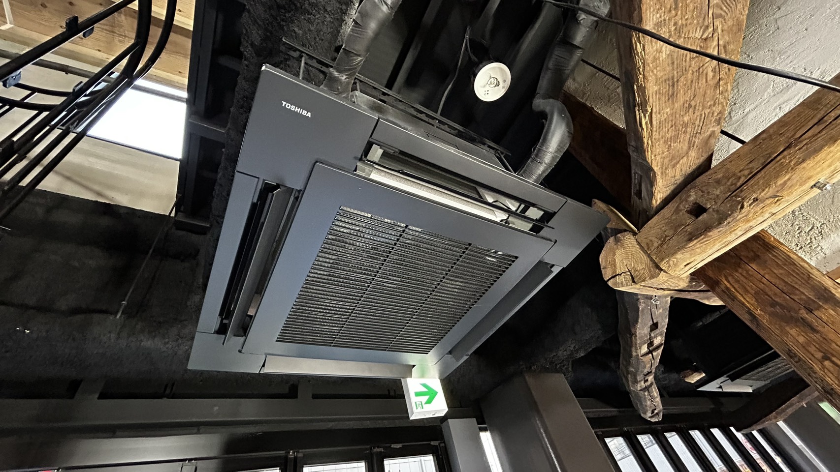 神奈川県横浜市　飲食店にてエアコン新設工事